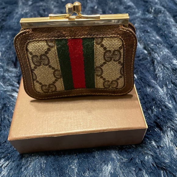 Gucci Handbags - Vintage Gucci coin purse Kiss Lock